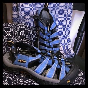 •Size 6.5 boys Keens•